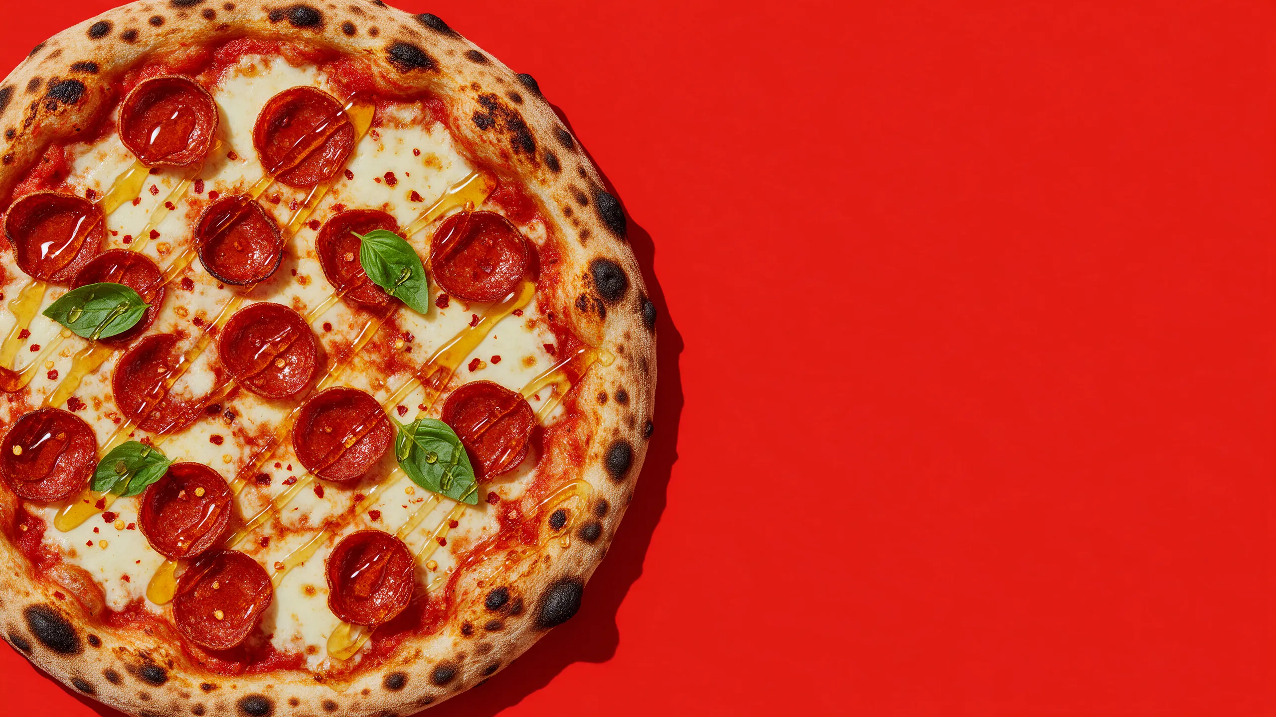 Pizza pepperoni vue du dessus, nappée de filets de miel pimenté